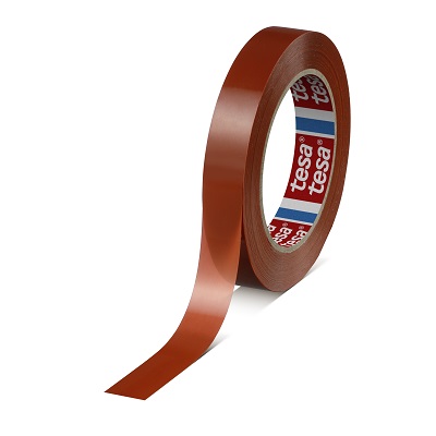 Orangefarbenes tesa Strapping-Klebeband, teilweise von einer Rolle abgerollt und flach nach vorne liegend. Reissfest, geeignet für Palettier- und Umreifungsanwendungen. Auf der Innenseite des Rollenkerns ist das tesa-Logo erkennbar.