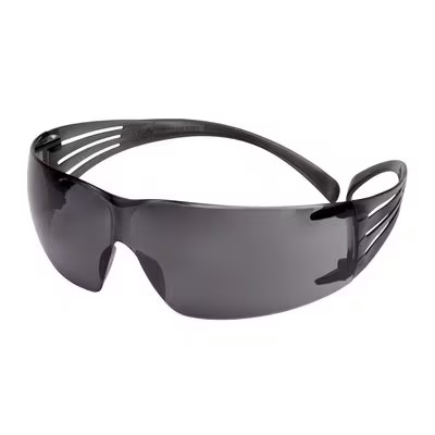 Dunkelgraue, getönte Schutzbrille im modernen Design mit selbstjustierenden Bügeln für hohen Tragekomfort. Polycarbonat-Gläser stoßfest, kratzfest und beschlagfrei, ideal für Arbeitsschutz. Leichte 3M SecureFit.