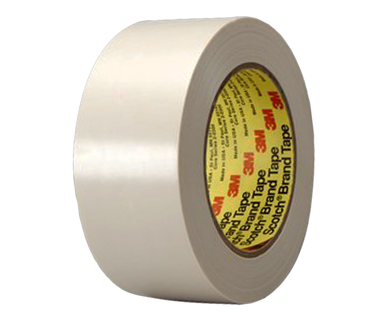 Eine seitliche Ansicht einer Rolle glänzenden, beigen 3M PVC-Klebebands, das extra robust ist. Der gelbe innere Kern des Klebebands zeigt wiederholt das 3M Logo und "Scotch Brand Tape" in schwarzer Schrift. Es ist ideal zum Markieren und Abdecken.