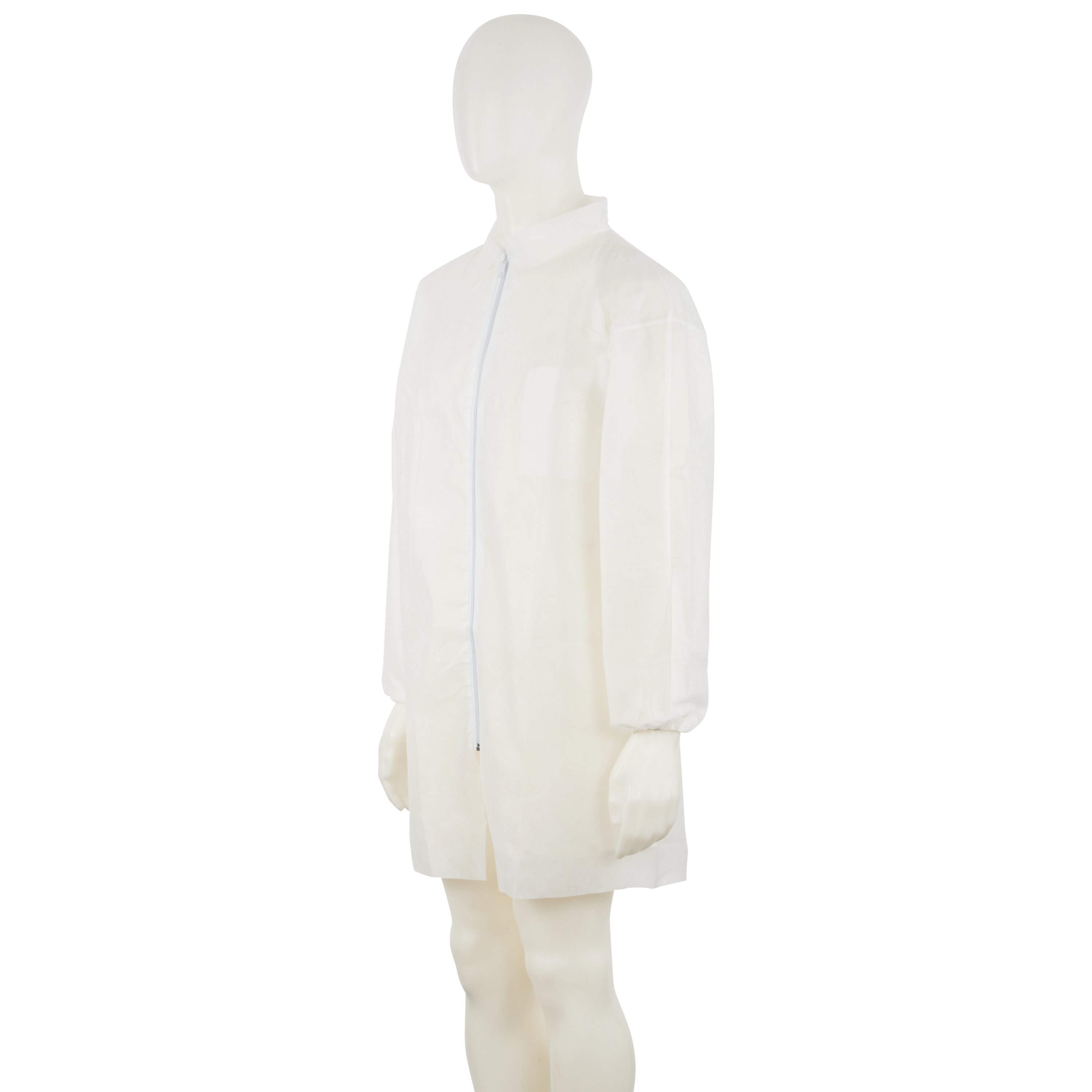 Weißer, kopfloser Schaufensterpuppen-Oberkörper trägt weißen Ganzkörper-Overall. Leichter Schutzanzug mit langen Ärmeln, elastischen Bündchen und hellblauem Frontreißverschluss. Seitlich vor weißem Hintergrund.