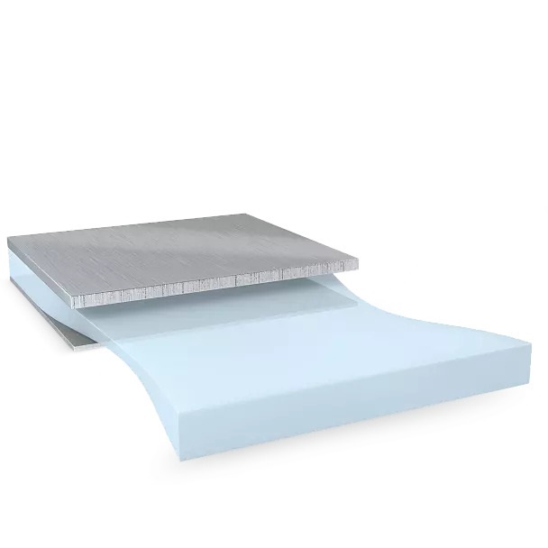 Une couche adhésive transparente bleu clair, sous forme de ruban de montage double face, se détache proprement d'une plaque métallique brossée, adhère dessous et se retire sans résidus en préservant la surface grâce au système Bond & Detach.