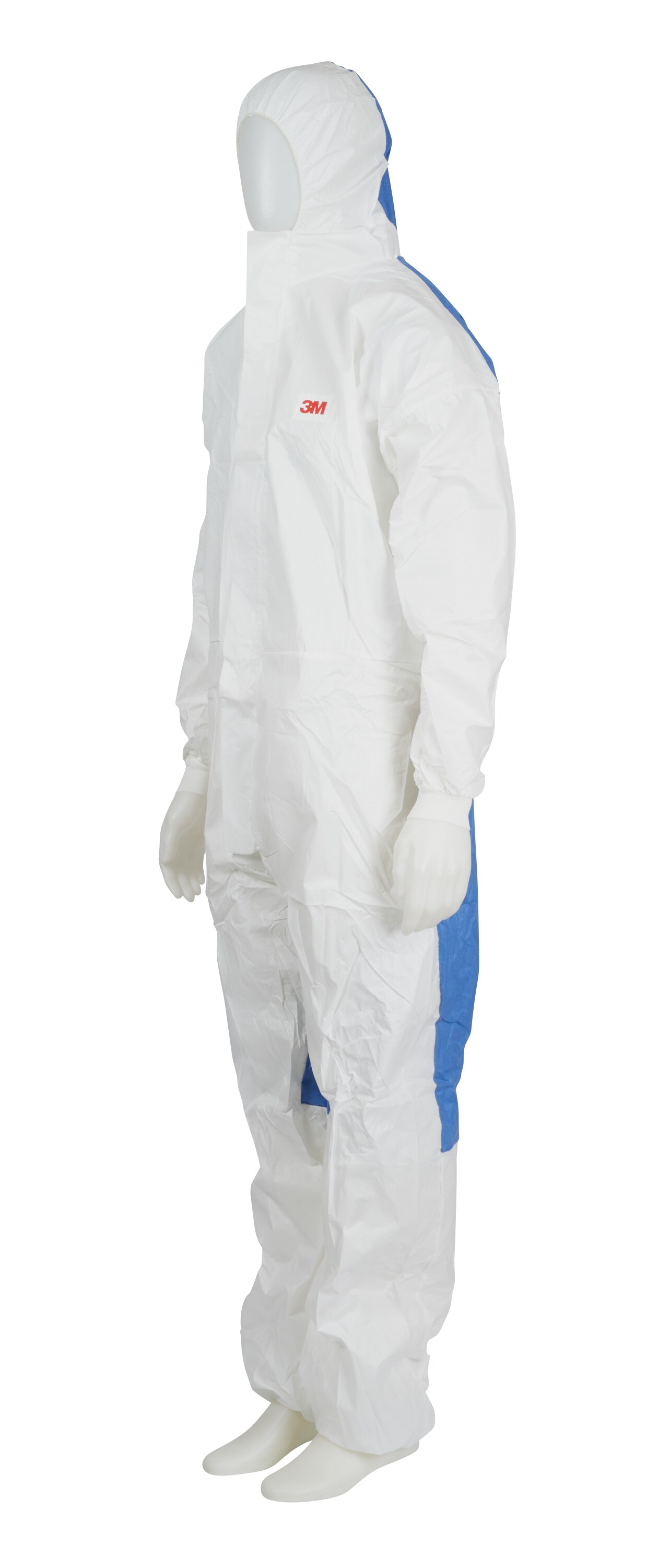 Weißer 3M Einwegschutzanzug seitlich auf einer Schaufensterpuppe. Mit Kapuze, elastischen Bündchen an Ärmeln und Knöcheln sowie blauen Seitenpanelen vom Kopf bis zu den Beinen. Rotes 3M-Logo auf der Brust.