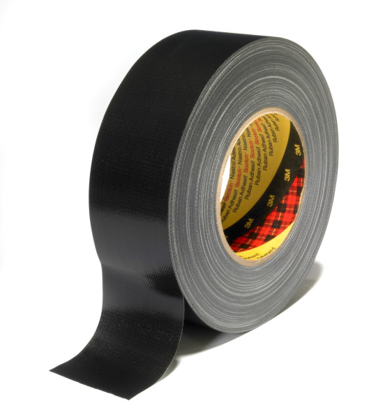 Schwarzes, matt strukturiertes Gewebeband als Rolle, diagonal auf weißem Hintergrund. Ein Stück ist abgerollt. Der innere Pappkern zeigt "3M" und "Scotch" auf gelb-rotem Karomuster. Robust und vielseitig.