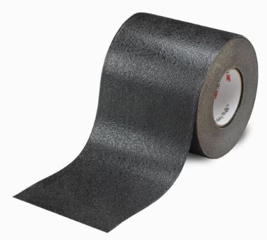 Eine Rolle dunkles, strukturiertes Anti-Rutsch-Klebeband liegt diagonal auf weißem Hintergrund. Aufgerollt, ein Ende flach nach vorn geführt. Grobkörnige Oberfläche für festen Halt, ideal für mehr Trittsicherheit auf glatten Flächen.