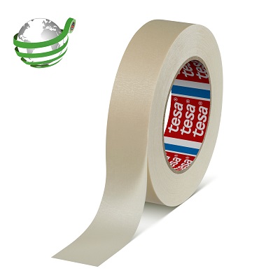 Eine Rolle beigefarbenes tesakrepp 4330 Abdeckband liegt schräg auf weißem Hintergrund. Ein Stück des nassfesten, dünnen Klebebands rollt nach vorn ab. Auf dem Rollenkern ist das rote-blaue tesa-Logo sichtbar.