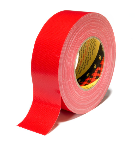 Eine Rolle leuchtend rotes Klebeband liegt schräg auf einem weißen Hintergrund. Ein Stück des robusten Gewebeklebebands ist abgerollt und zeigt die leicht geriffelte Oberfläche. Der innere Kern der Rolle ist teilweise sichtbar und trägt das 3M-Logo.