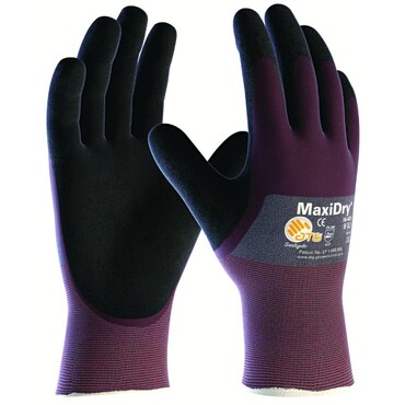 Ein Paar dunkelviolett-schwarze MaxiDry ATG Arbeitshandschuhe nebeneinander, Handflächen nach oben. Finger und Handflächen schwarz beschichtet, Handrücken und elastische Bündchen dunkelviolett. Rechter Handschuh mit weißem MaxiDry-Logo und gelbem Kreis.