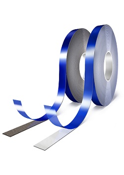 Deux rouleaux de ruban adhésif tesa 7043 ACXplus gris, debout sur fond blanc. Sur celui de devant, une partie du film de protection bleu est retirée, révélant le ruban double face en mousse acrylique grise et sa face blanche.