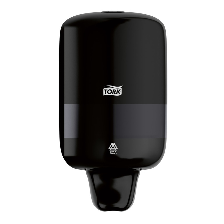 Distributeur mural de savon liquide noir, fin, marque « Tork », surface brillante. Logo « Tork » blanc en haut, bande semi-transparente horizontale pour voir le niveau. Forme arrondie, sortie en bas.
