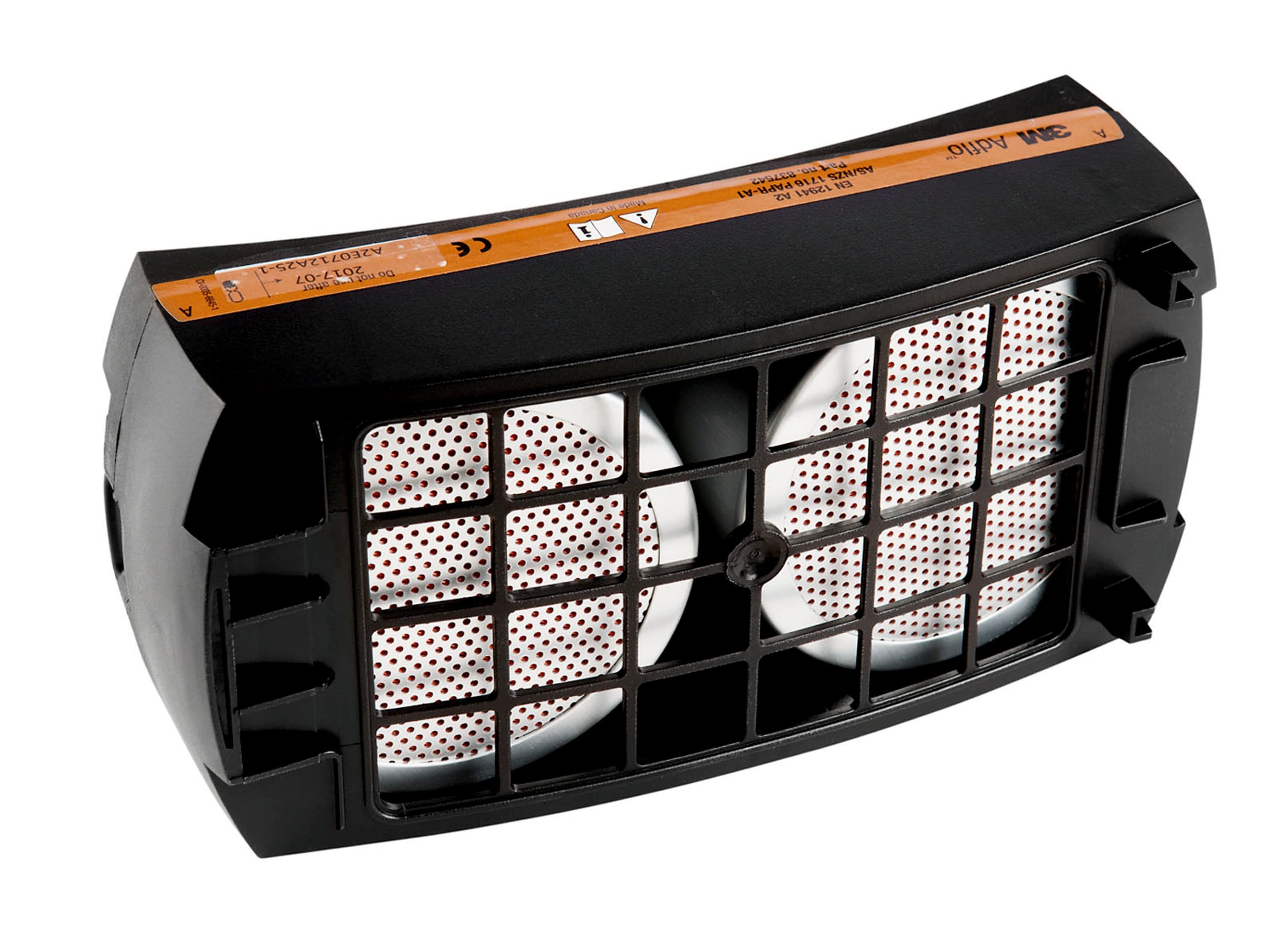 Schwarzer, rechteckiger 3M Adflo-Gasfilter mit zwei großen runden Filtereinheiten, bedeckt von schwarzem Gitter und perforierter weißer Schicht mit roten Punkten. Oben ein orangefarbener Aufkleber mit Infos und Modellnr. 837542.