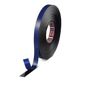 Un rouleau d'tesa ACXplus 7065, ruban adhésif double face noir haute performance. Un film protecteur bleu est retiré pour laisser apparaître la surface adhésive foncée. Logo tesa visible sur le mandrin.