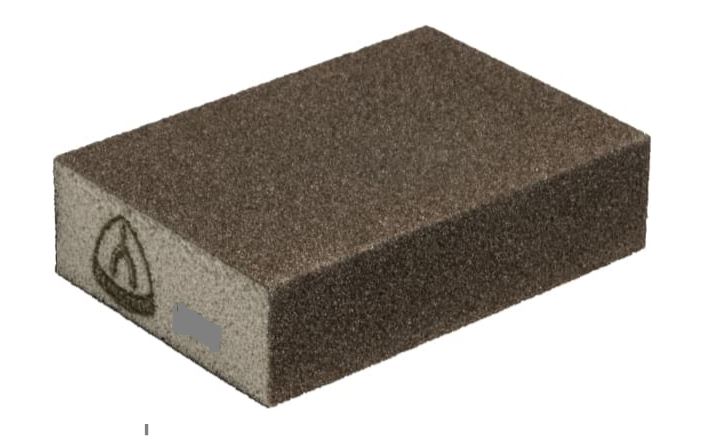 Éponge abrasive rectangulaire marron foncé, à surface rugueuse. Logo KLINGSPOR à gauche. Brosse abrasive flexible SK 500 pour peinture, vernis et bois ; épouse les contours et assure un travail précis.