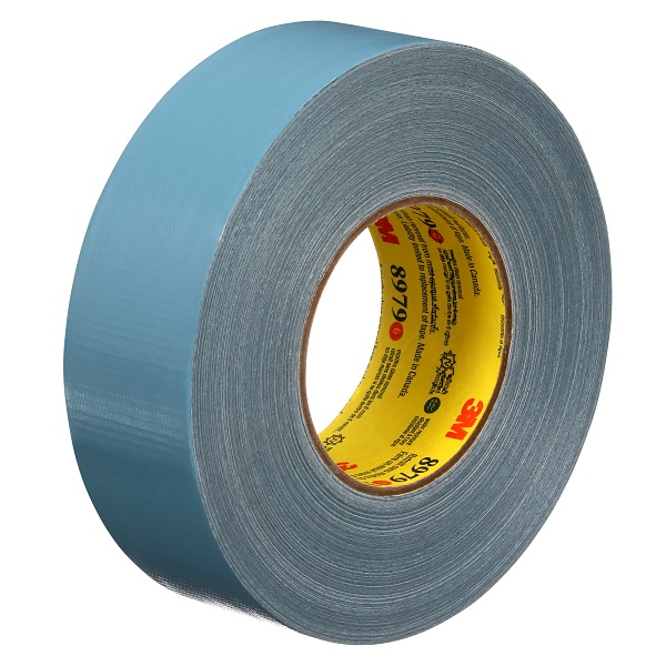 Ein blau-graues, gerolltes 3M Performance Plus Gewebeklebeband 8979 ist schräg von oben zu sehen. Es hat eine leicht strukturierte Oberfläche und einen gelben Kern mit 3M Logo und 8979, für dauerhafte Innen- und Außenanwendungen.