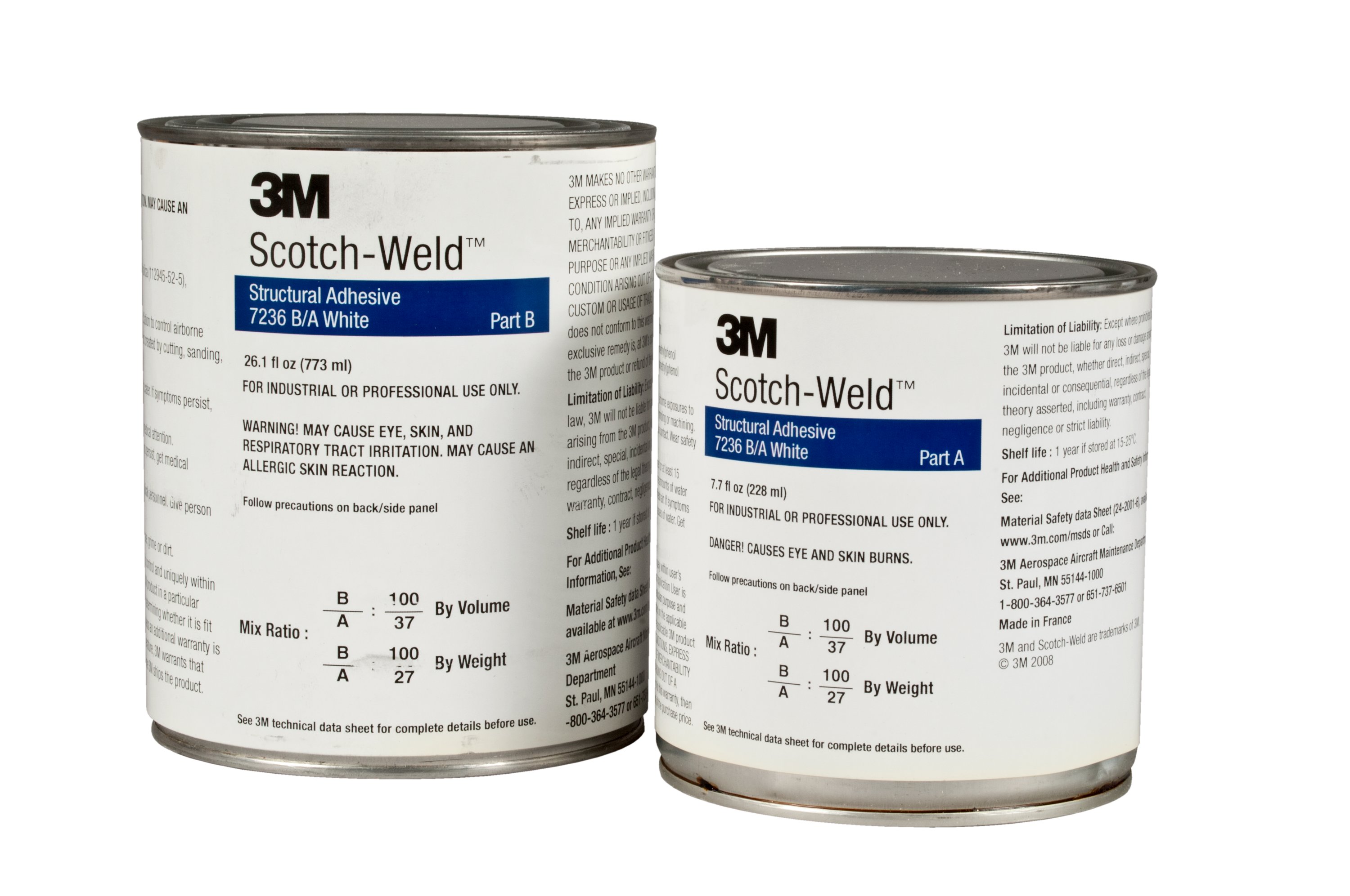 Zwei weisse Metallgebinde des 3M Scotch-Weld 7236 B/A Zweikomponenten-Konstruktionsklebstoffs stehen nebeneinander. Das grosse Gebinde ist mit 'Part B' (773 ml), das kleine mit 'Part A' (228 ml) beschriftet. Beide mit grauen Deckeln.