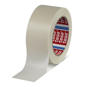 Eine Rolle des weißen, leicht transparenten tesa 4331 Hochhitzefestes Premium Abdeckbands liegt schräg auf weißem Hintergrund. Ein Stück ist nach vorne abgewickelt. Der Kern ist mit tesa-Logo bedruckt.