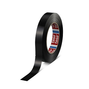 Eine Rolle schwarzes tesa Klebeband, teils abgerollt, liegt auf weißem Hintergrund. Der Kern zeigt das rote tesa-Logo auf blauem Streifen. Das glänzende Strapping-Klebeband tesa 4288EU hat hohe Reißkraft.