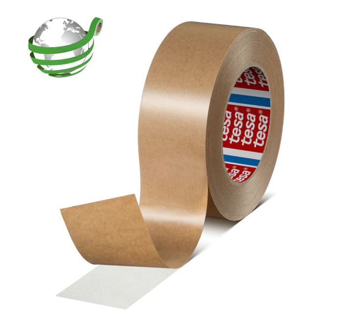 Eine Rolle braunes Packband, teils abgerollt, mit der sichtbaren Klebefläche auf weißem Untergrund. Der Rollenkern zeigt das tesa-Logo mit blauen und roten Streifen. Ein grünes Erdglobus-Logo oben links symbolisiert umweltfreundliche Eigenschaften.