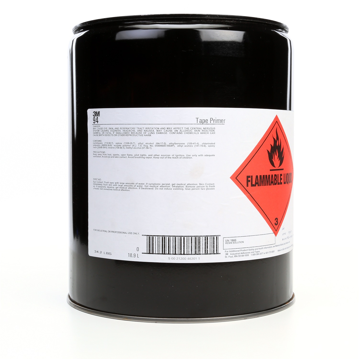 Schwarzer zylindrischer Metallbehälter mit weißem Etikett: "3M 94 Tape Primer", 18,9 Liter. Rotes Gefahrensymbol für entzündliche Flüssigkeiten. Spezialprimer zur Vorbehandlung von Klebeflächen für bessere Haftung.