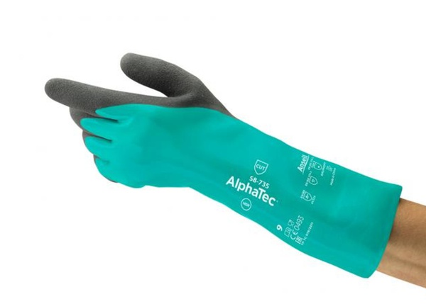 Eine Hand trägt einen langstieligen AlphaTec Schutzhandschuh in Türkis und Dunkelgrau bis zum Unterarm. Fingerspitzen und Handfläche sind dunkelgrau genoppt, Handrücken und Stulpe glatt türkis. Marke und Modell 58-735.