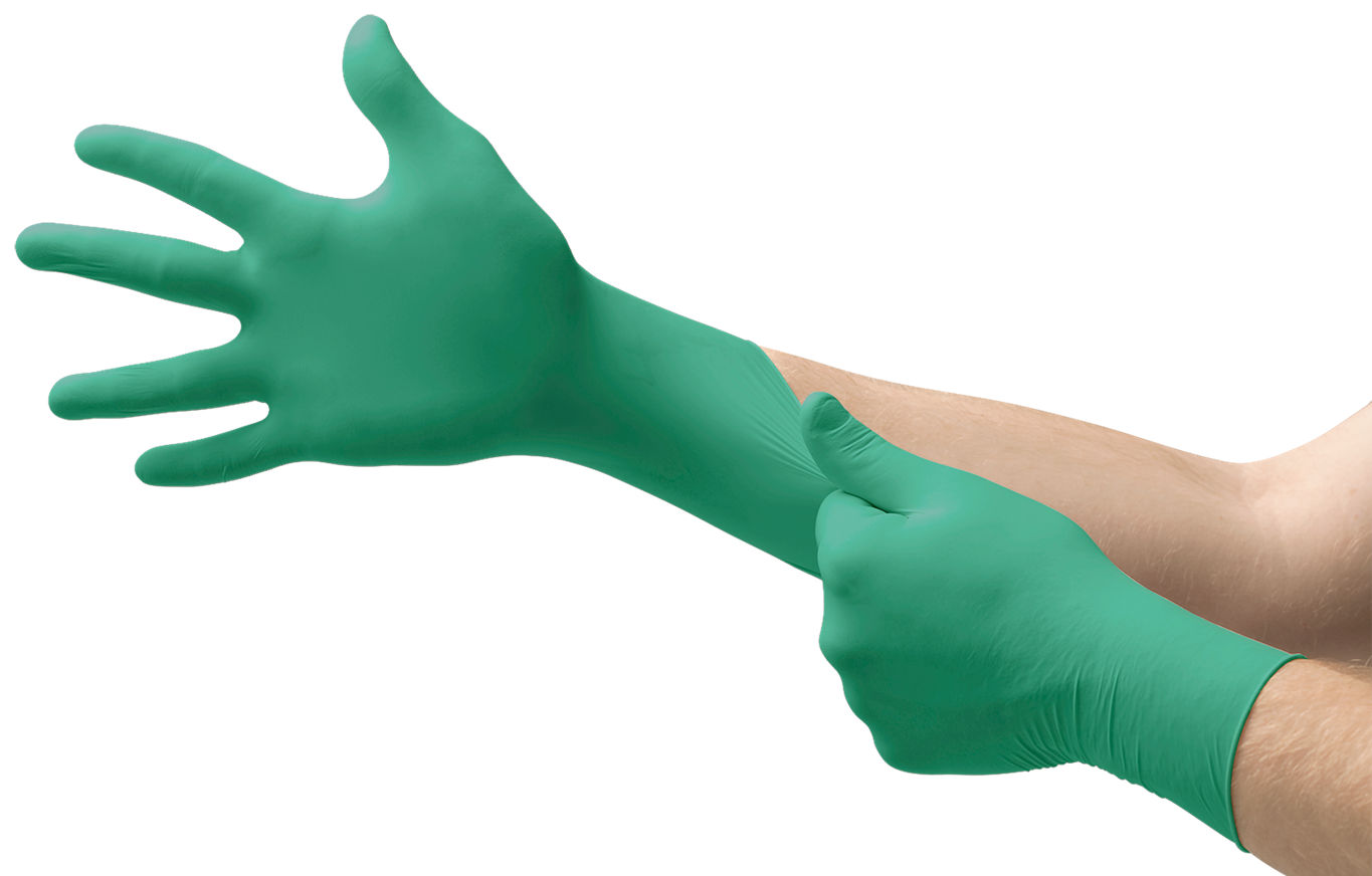 Eine Person zieht einen leuchtend grünen Einweghandschuh über die rechte Hand. Die linke Hand hilft, ihn über Handgelenk und Unterarm zu ziehen; der Handrücken ist vollständig bedeckt. Hintergrund: einfarbig weiß.