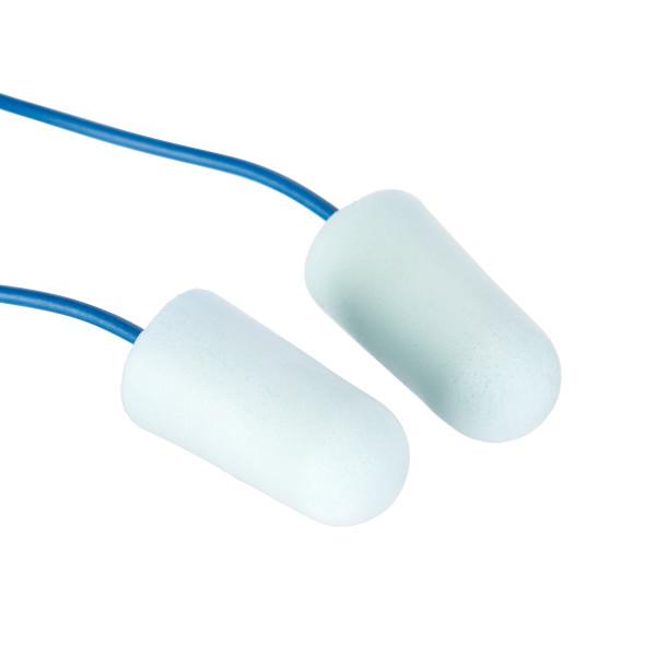 Zwei hellblaue, konische Gehörschutzstöpsel aus weichem Schaumstoff, verbunden mit blauer Kordel. Metalldetektierbar; auffällige blaue Non-Food-Farbe erleichtert Erkennung in hygienisch sensiblen Bereichen, ideal für Lebensmittelindustrie.