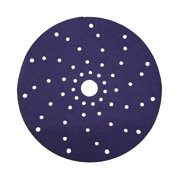 Runde, dunkelblaue Schleifscheibe mit rauer Oberfläche. In der Mitte ein großes, rundes Loch, darum viele kleinere, kreisförmige Löcher spiralförmig angeordnet. Die Löcher dienen der Staubabsaugung beim Schleifen.