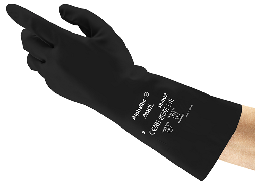 Schwarzer AlphaTec Chemikalienschutzhandschuh 38-002 an einer Hand, Zeigefinger nach oben. Auf dem Unterarm stehen AlphaTec, Ansell und 38-002 in Weiß. Der Butylhandschuh schützt vor aggressiven Chemikalien.