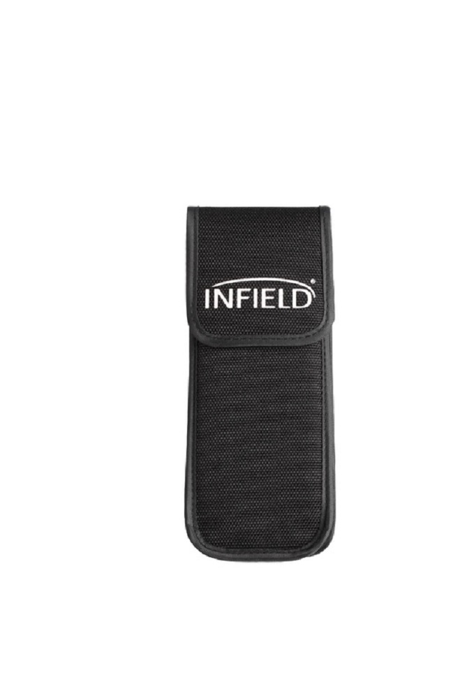 Étui à lunettes noir au format portrait de la marque « Infield Safety », pouvant également servir de pochette de ceinture. Avec rabat et logo «INFIELD» blanc, en tissu texturé résistant. Bords renforcés par un ruban lisse.