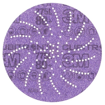 Runde, violette Schleifscheibe mit körniger Oberfläche. Viele kleine, weiße Löcher sind spiralförmig angeordnet, optimiert für effektive Staubabsaugung. Sichtbar: 3M Cubitron II Logo und Körnung "80+".