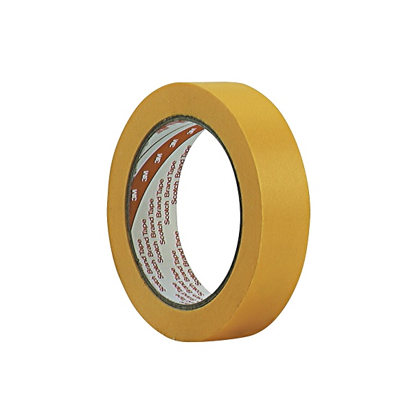 Ein goldfarbenes Abdeckband von 3M, aufgerollt und aufrecht stehend, präsentiert seine Klebefläche und das braune Innere mit dem Schriftzug '3M Scotch Brand Tape'. Dieses Super UV-Abdeckband ist für scharfe Farblinien und präzise Malerarbeiten konzipiert.