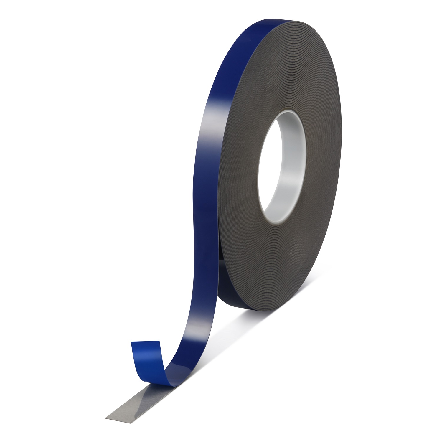 Ruban adhésif double face tesa 7044 ACXplus gris, en rouleau, avec support en mousse acrylique. Une extrémité est déroulée, le film protecteur bleu brillant se détache de la couche adhésive grise texturée. Sur fond blanc.