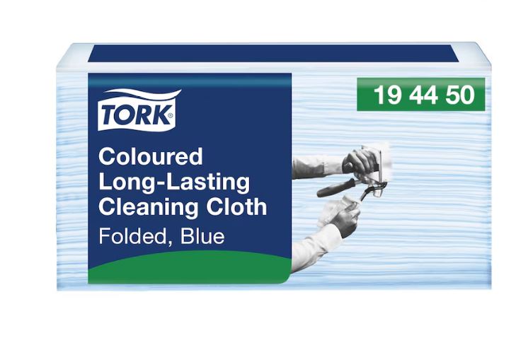 Blaues Tork Reinigungstuch in Small Pack Verpackung. Beschriftet mit „Coloured Long-Lasting Cleaning Cloth Folded, Blue“. Schematische Handillustration zeigt die Nutzung zum Reinigen einer Kaffeemaschine. Produktnr. 19 44 50 oben rechts in Grün.