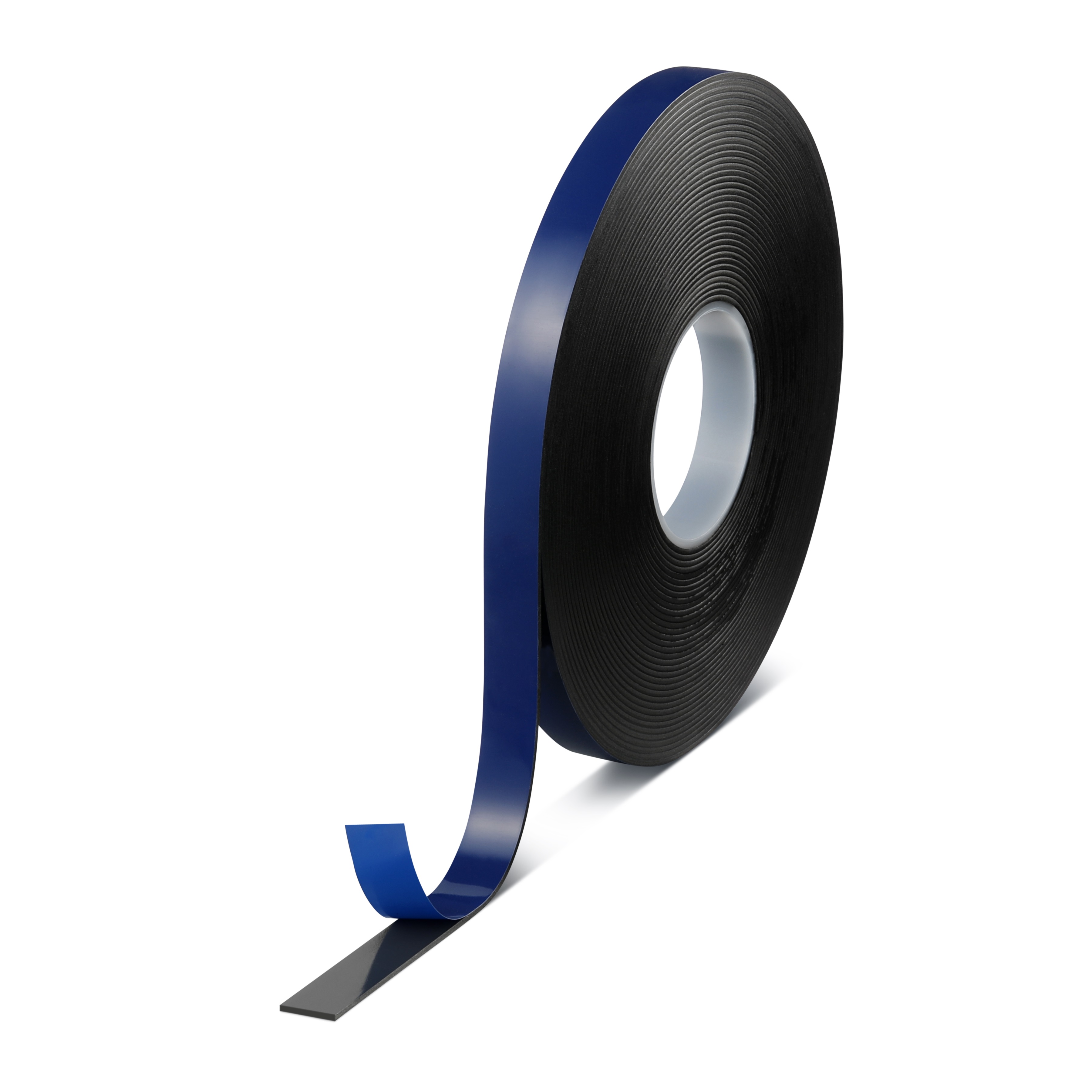 Eine Rolle schwarzes tesa ACXplus Acrylat-Schaum-Klebeband auf weißem Hintergrund. Ein Stück des blauen Schutzfilms ist teils abgezogen und zeigt die dunkelgraue Klebeschicht darunter, was Dicke und Material betont.