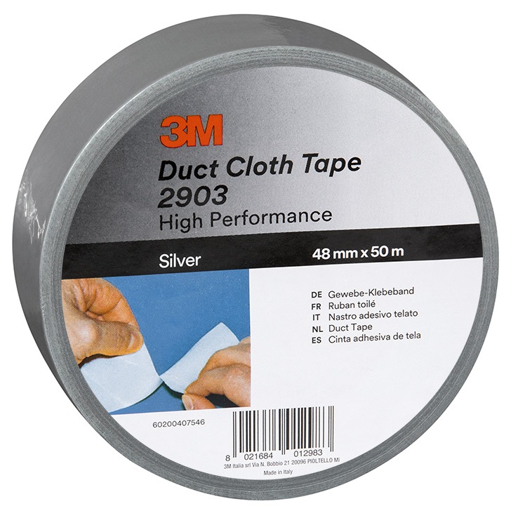 Eine Rolle 3M Universelles Gewebeklebeband 2903 in Silber mit Aufschrift „Duct Cloth Tape High Performance“. Maße 48 mm x 50 m stehen auf der Etikette, mit kleiner Abbildung, wie das Klebeband per Hand abgerissen wird.