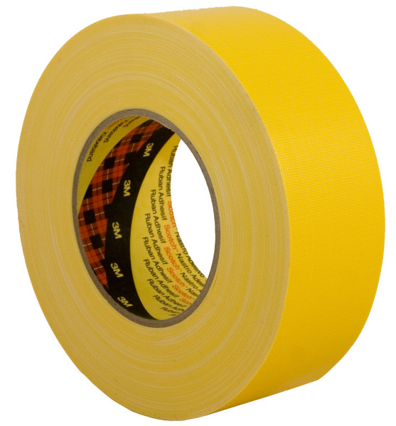Leuchtend gelbes Gewebeband schräg von oben. Die Rolle liegt auf weißer Oberfläche, zeigt feine, leicht genarbte Textur. Der innere Kern trägt "3M" und "Scotch" in Schwarz/Rot auf gelb kariert. Fest gewickelt.
