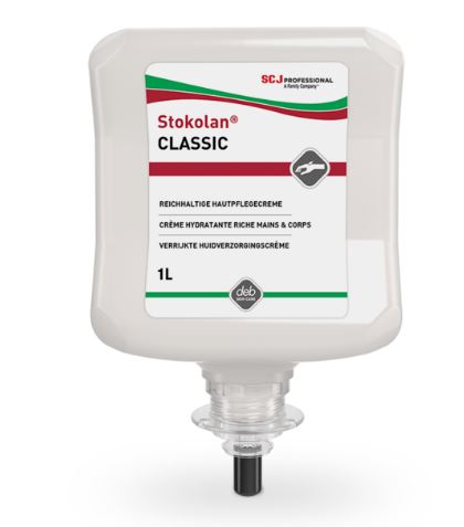 Weißer 1-Liter-Nachfüllpack Stokolan Classic reichhaltige Hautpflegecreme für Spender. Etikett mit Markennamen SCJ Professional und Produktnamen, weiß mit grünen und roten Akzenten. Grafik: gepflegte Hand.