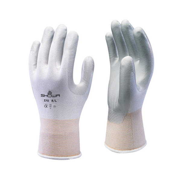 Weiß-graue Showa 370 Assembly Grip Handschuhe auf weißem Hintergrund. Linker Handschuh mit Handfläche oben, rechter mit Handfläche unten. Nahtlos gestricktes Nylon, teilbeschichtet mit Nitril für Präzision und Grip.