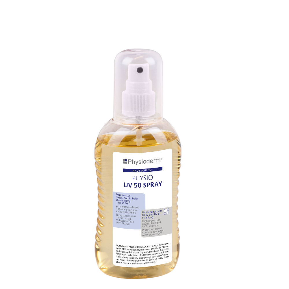 Eine transparente Sprühflasche Physioderm Physio UV 50 Spray mit gelblicher Flüssigkeit und weißem Sprühkopf. Das Etikett beschreibt es als extra wasserfestes, parfümfreies Sonnenspray mit LSF 50, das hohen Schutz vor UV-A- und UV-B-Strahlung bietet.