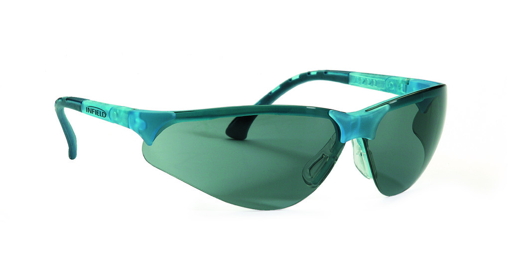 Blaue, transparente Schutzbrille mit dunkelgrau getönten Gläsern, die das Auge vollständig umschließen. Hellblauer, stabiler Rahmen mit flexiblen Bügeln und Markenlogo „INFIELD“. Ideal für Arbeitsschutz oder Sport, auf weißem Hintergrund.
