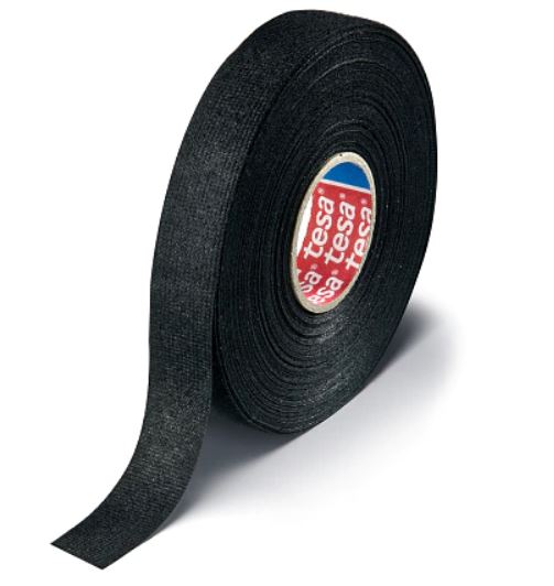 Rouleau de ruban non-tissé PET noir tesa 51618 pour enrouler des faisceaux de câbles. Un morceau de ruban insonorisant et résistant à l'abrasion se déroule vers l'avant, révélant sa texture fine et souple. Logo tesa visible.