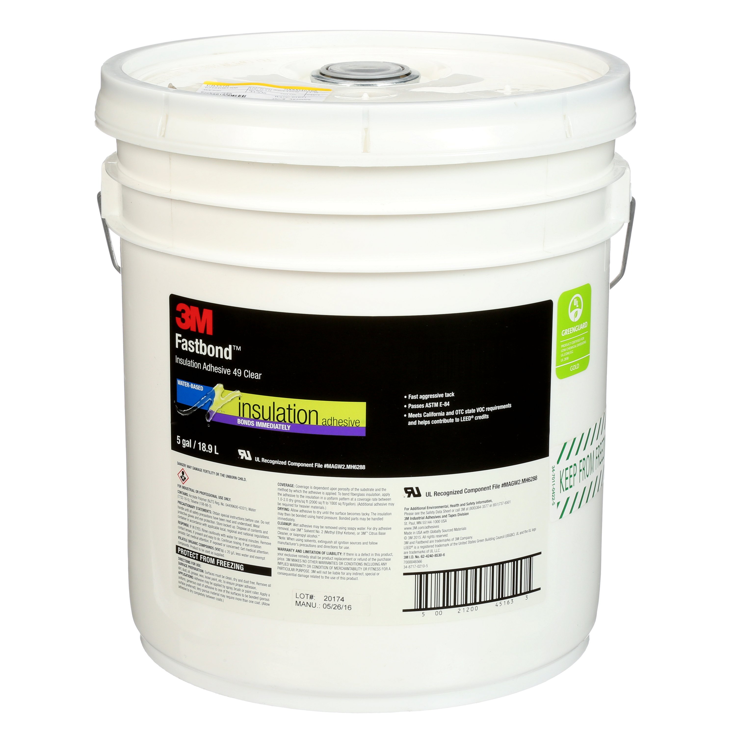 Großer weißer 5-Gallonen-Eimer 3M Fastbond 49 Isolierklebstoff, transparent, wasserbasiert. Etikett mit Hersteller, Produktinfos, Anwendung, Sicherheitswarnungen und Greenguard-Zertifikat (niedrige Emissionen). Drahtbügelgriff.