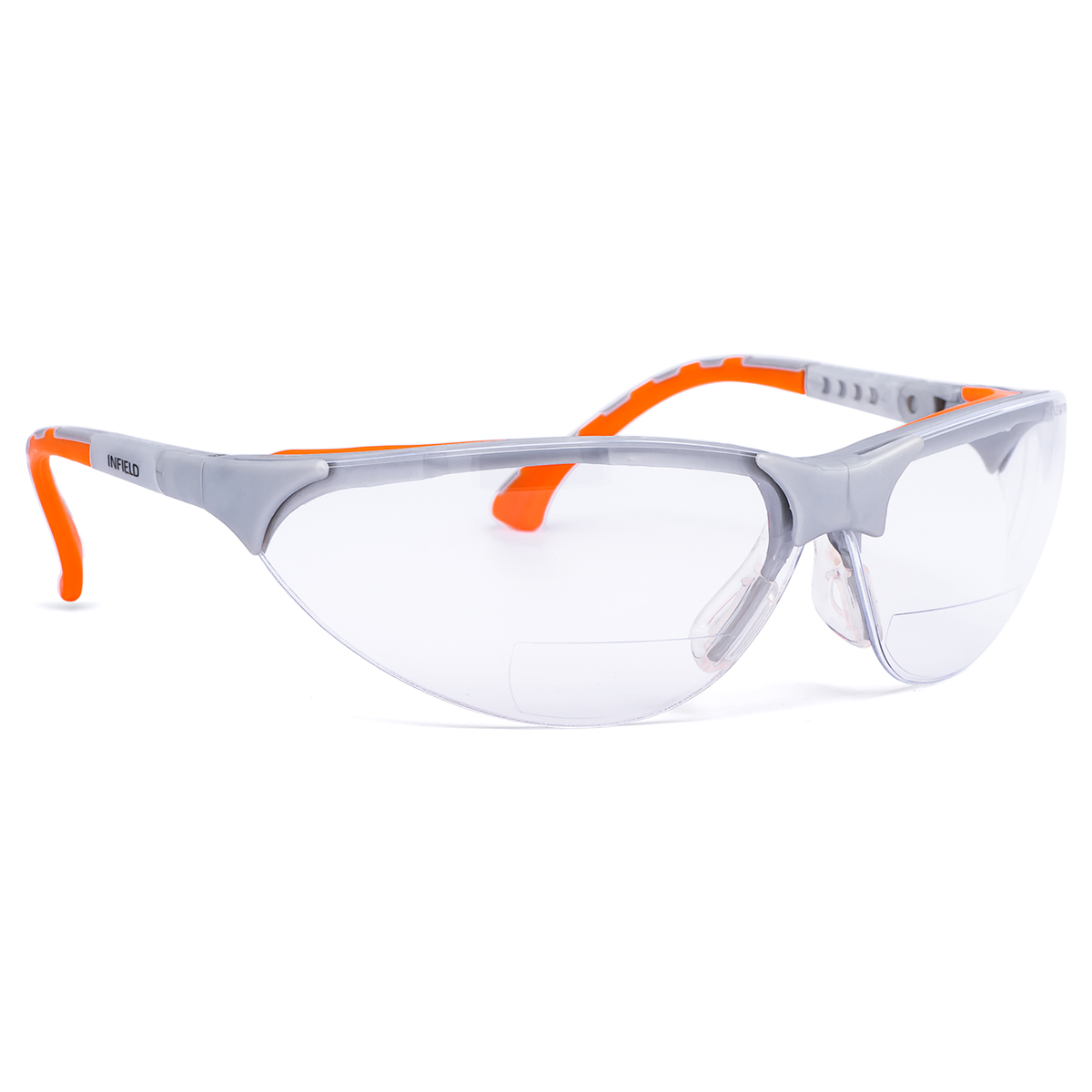 Eine sportlich designte Schutzbrille von Infield Safety. Die grauen Bügel und die Umrandung der klaren Polycarbonat-Gläser sind mit leuchtend orangen Akzenten versehen. Die Gläser besitzen im unteren Bereich sichtbare Dioptrien-Einsätze für Nahsicht.