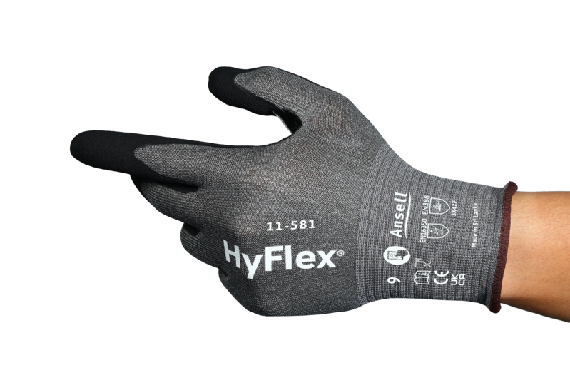 Eine Hand trägt einen grauen Ansell HyFlex Schnittschutzhandschuh 11-581 mit schwarzen, touchscreenfähigen Fingerspitzen. Auf dem Handrücken stehen HyFlex-Logo, Modellnummer und EN388-Symbole. Zeigt nach links.