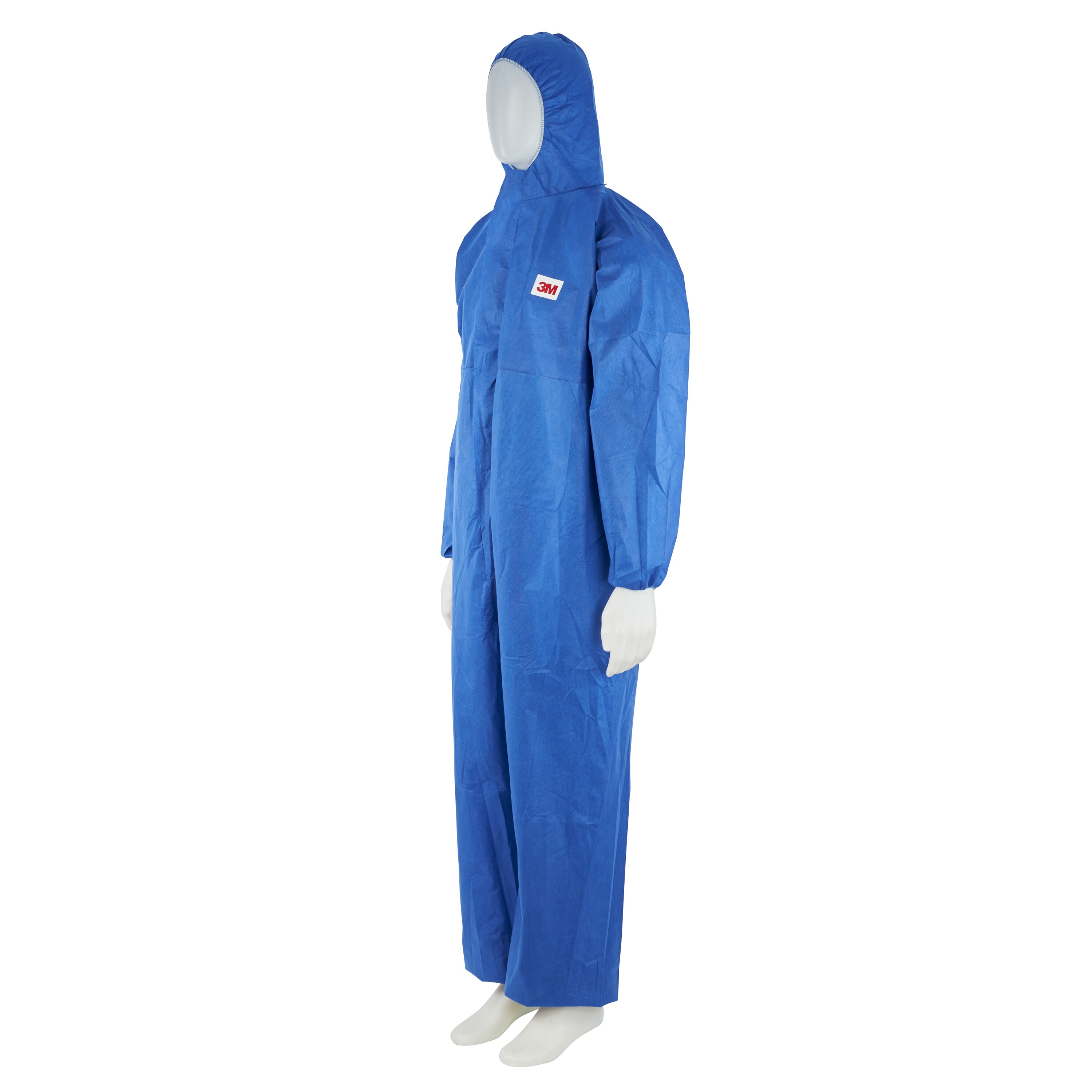 Blauer Einweg-Schutzanzug an weißer Schaufensterpuppe, seitlich zu sehen. Bedeckt den Körper von Kopf bis Fuß mit Kapuze sowie elastischen Bündchen an Ärmeln und Beinen. Auf der Brust rotes 3M-Logo. Material für Staub/Chemikalienschutz.