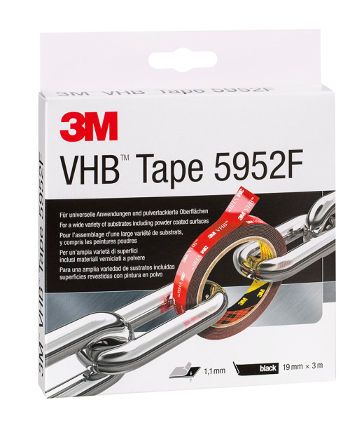 Weiße Verpackung des schwarzen 3M VHB Tape 5952F Montageklebebands. Vorderseite zeigt eine Rolle doppelseitigen Hochleistungs-Klebebands um eine silberne Kette. Rote Schutzfolie mit 3M VHB Logo. Maße: 1,1mm, 19mm, 3m.