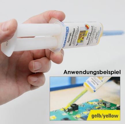 Eine Hand hält eine Doppelkartuschen-Spritze mit Epoxid-Minutenkleber, bereit zur Anwendung. Oben Produktinfos. Unten rechts ein Anwendungsbeispiel: gelber Klebstoff wird präzise auf eine grüne Leiterplatte aufgetragen.