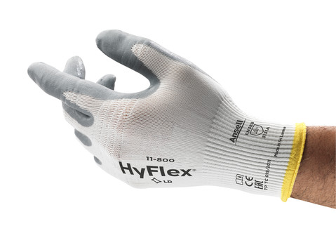 Ein weiß-grauer Ansell HyFlex 11-800 Schutzhandschuh an einer Hand. Die Handfläche und Fingerspitzen sind grau, der Handrücken weiß. Ein gelber Bund umschließt das Handgelenk. Modell 11-800 und EN 388: 3131A sind aufgedruckt, ideal für Industriearbeiten.