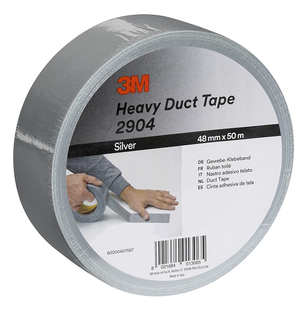 Silbernes 3M Schwerlast-Gewebeklebeband 2904, aufgerollt in Folie. Etikett: 3M-Logo, "Heavy Duct Tape 2904 Silver", 48 mm x 50 m. Anwendungsbeispiel: Hände bringen das reißfeste Band auf einer Oberfläche an. Ideal für vielseitige Anwendungen.