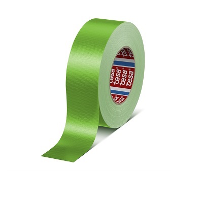 Rolle leuchtend grünes tesa-Klebeband schräg auf weißem Hintergrund. Ein kurzes Stück ist abgerollt und flach ausgebreitet. Die matte, leicht strukturierte Oberfläche reflektiert sanft. Innen rotes tesa-Logo.
