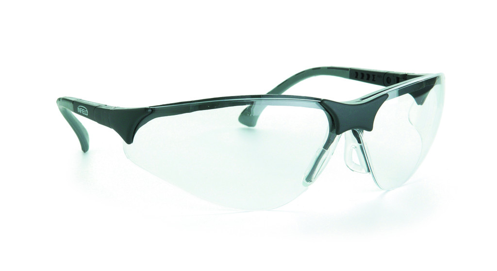 Transparente Schutzbrille mit umlaufendem, klarem Glas und dunkelgrauem Rahmen, der von den Bügeln bis zur Oberseite reicht. An den Nasenpads ist das Glas klar. Links Logo "INFIELD". Leicht schräg auf reinweißem Hintergrund.